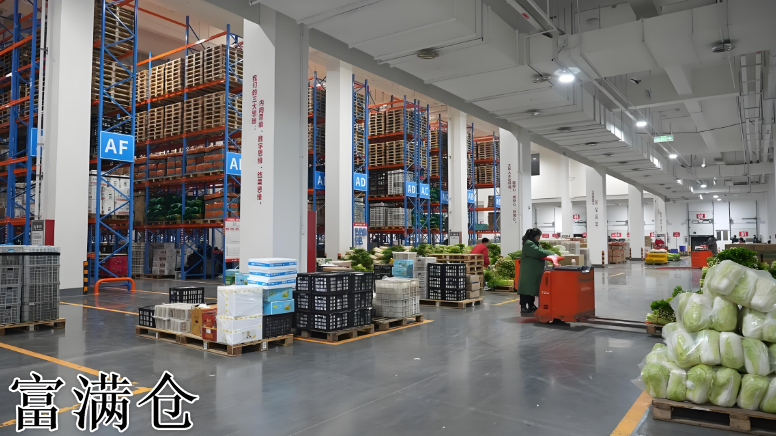 为保证生鲜货物的新鲜度，对仓库的选址有哪些建议？